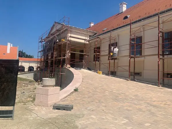Axum Kft. - GYŐR – Bezerédj kastély felújítás alatt